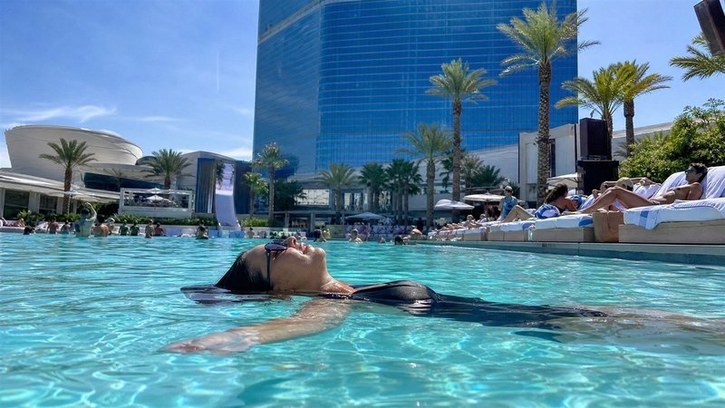 Woman floating in the Oasis Pool at Fontainebleau Las Vegas on a pool day pass